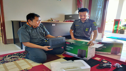 TIM IT PA KUALA PEMBUANG MELAKUKAN PEMASANGAN UPS PADA UNIT KOMPUTER PTSP (1).png