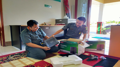 TIM IT PA KUALA PEMBUANG MELAKUKAN PEMASANGAN UPS PADA UNIT KOMPUTER PTSP (2).png