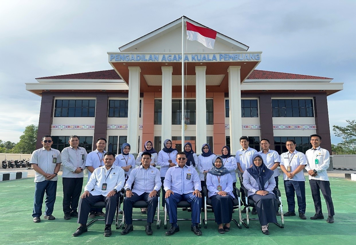 Aparatur Pengadilan Agama Kuala Pembuang  Laksanakan Foto Bersama Tindak Lanjut Surat  Pengadilan Tinggi Agama Palangka Raya